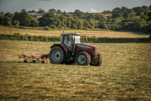 trattore in un campo che raccoglie l'erba